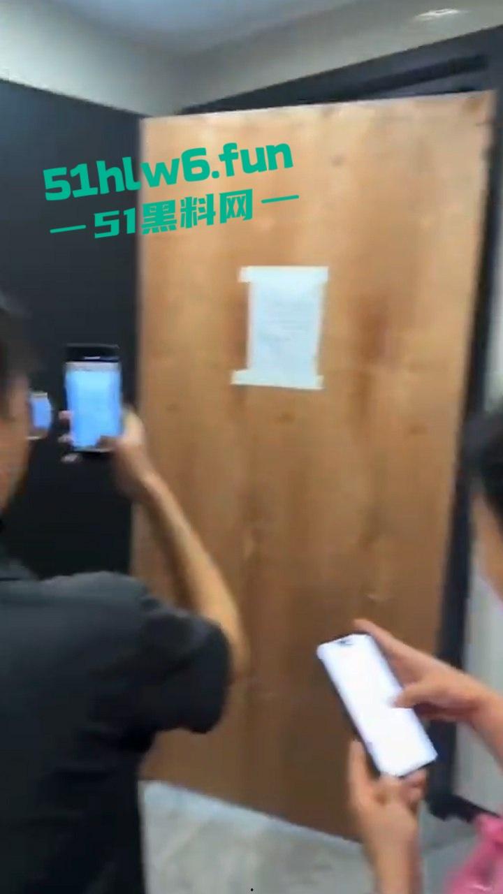 佛山宏宇天御江畔小区,有人装修“骨灰房”引众愤,警方介入律师称可起诉侵权。-7