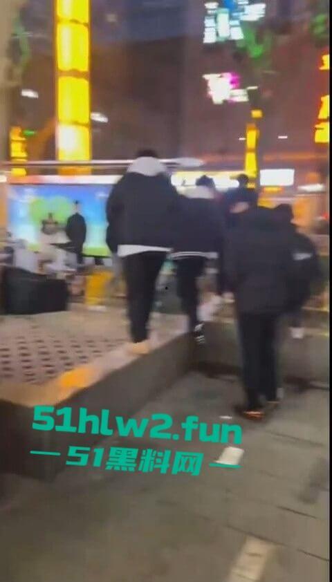 河北石家庄YOLO酒吧惊天大瓜,50人群殴打到特警出动,厕所里男女当场打炮,旁边光屁股男在狂吐,细思极恐!-5