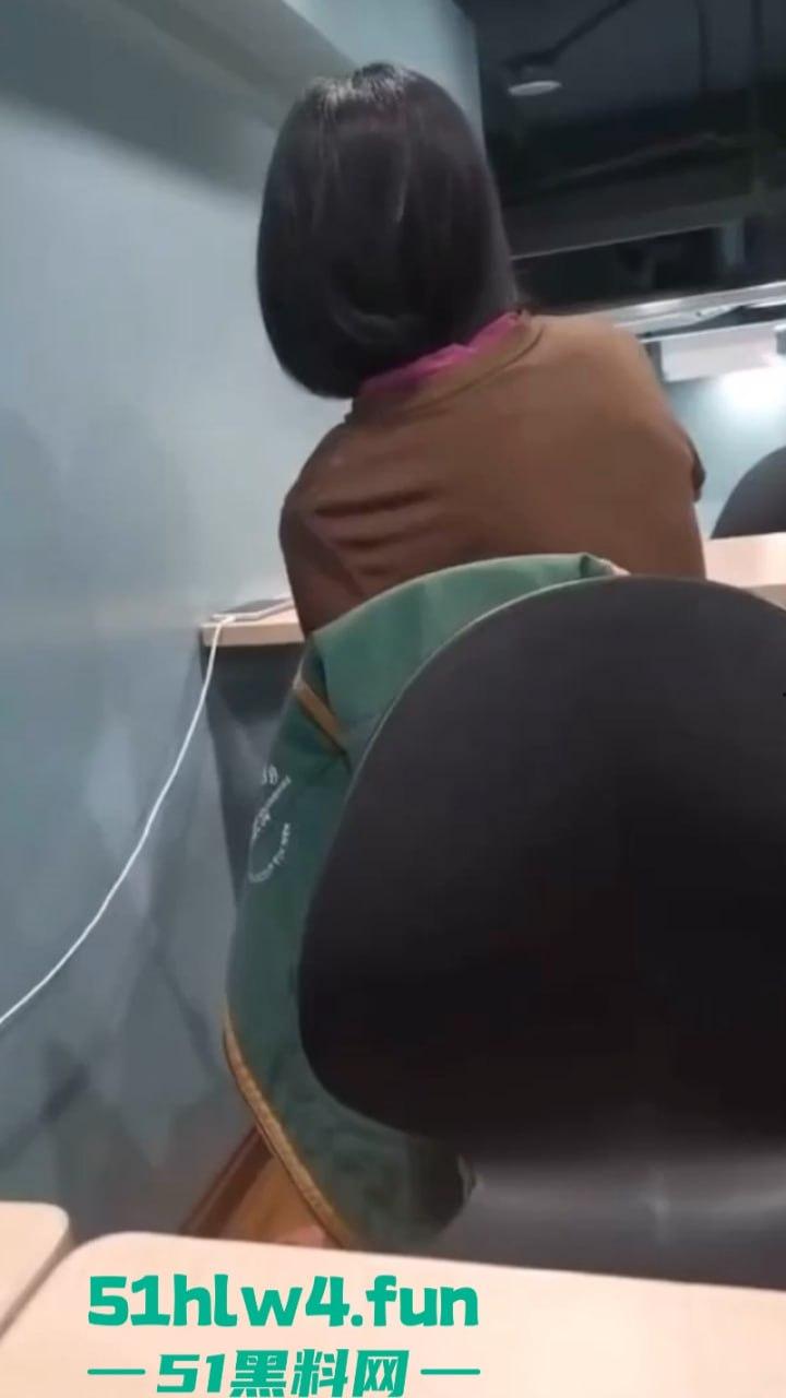 性瘾骚妹罗森便利店休息区自慰高潮,连环淫叫吓坏小处男,引发广大网友疯传。-3