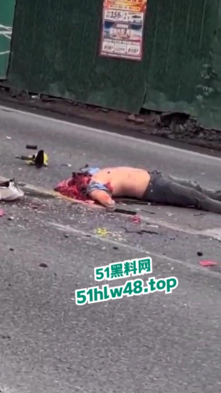 四川泸州男子拐弯超车不看路，未带头盔被重型大车压爆脑袋，当场惨变无头尸。-4