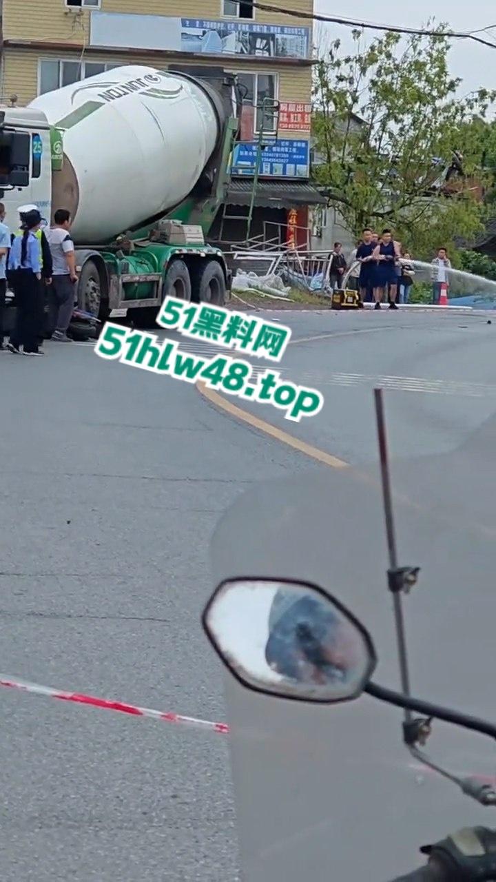 四川泸州男子拐弯超车不看路，未带头盔被重型大车压爆脑袋，当场惨变无头尸。-5