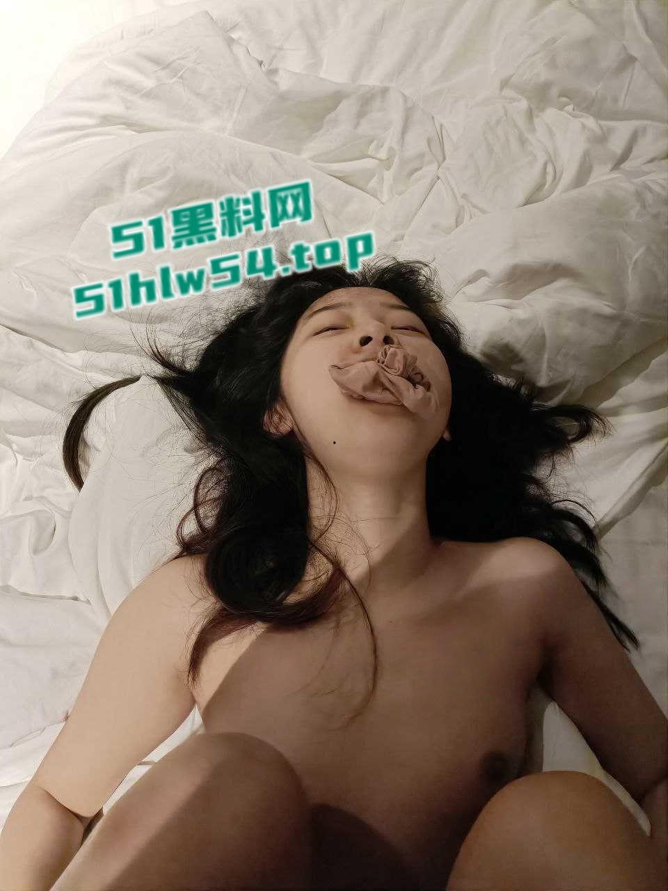 清纯女大学生露脸遭男友在酒店调教,白嫩小穴被男友猛操,后入扣逼跪爬娇喘高潮!-6