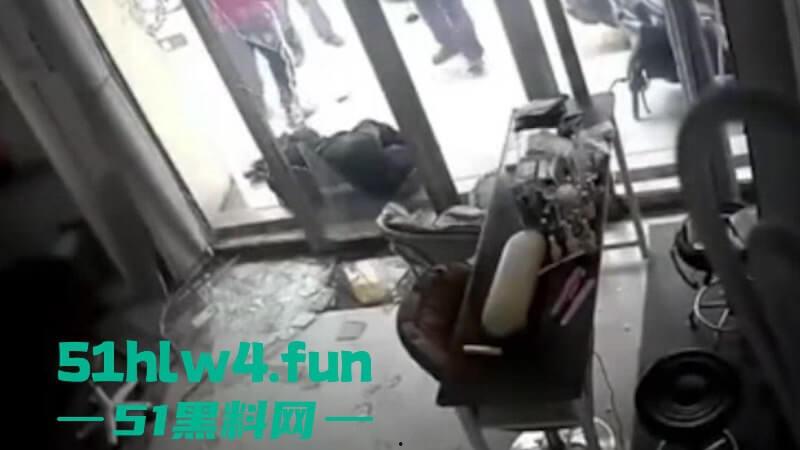 广东汕尾狗男女偷情被发现,原配开车撞男小三,下死手暴力殴打人差点没了!-2