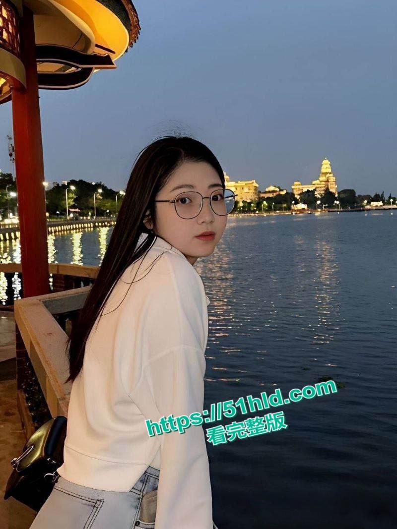 四川清纯护士【黄依琳】大尺度视频,黑丝眼镜母狗床上淫水横流,红唇挑逗让人心跳加速!-1