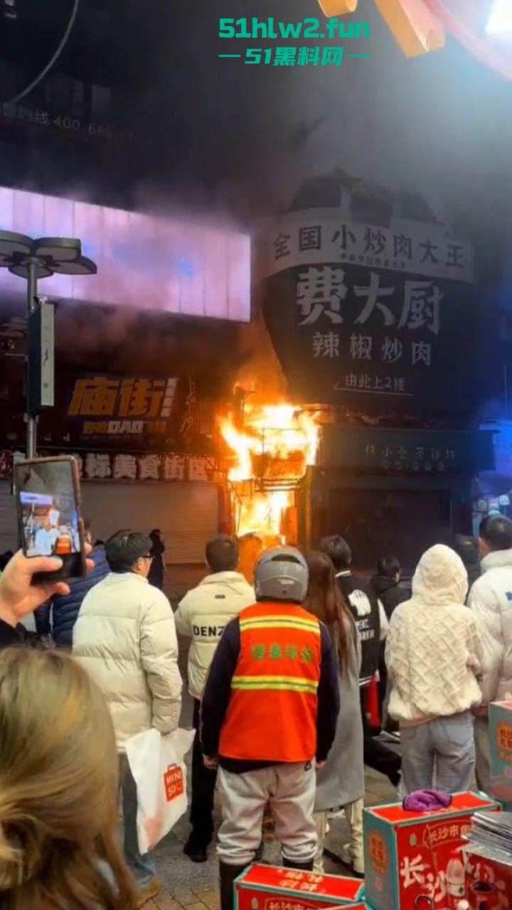 武汉长沙五一广场过年人流爆火,附近酒店却突发大火烧成空壳,现场实拍视频流出情侣裹被单出逃不慎走光。-3