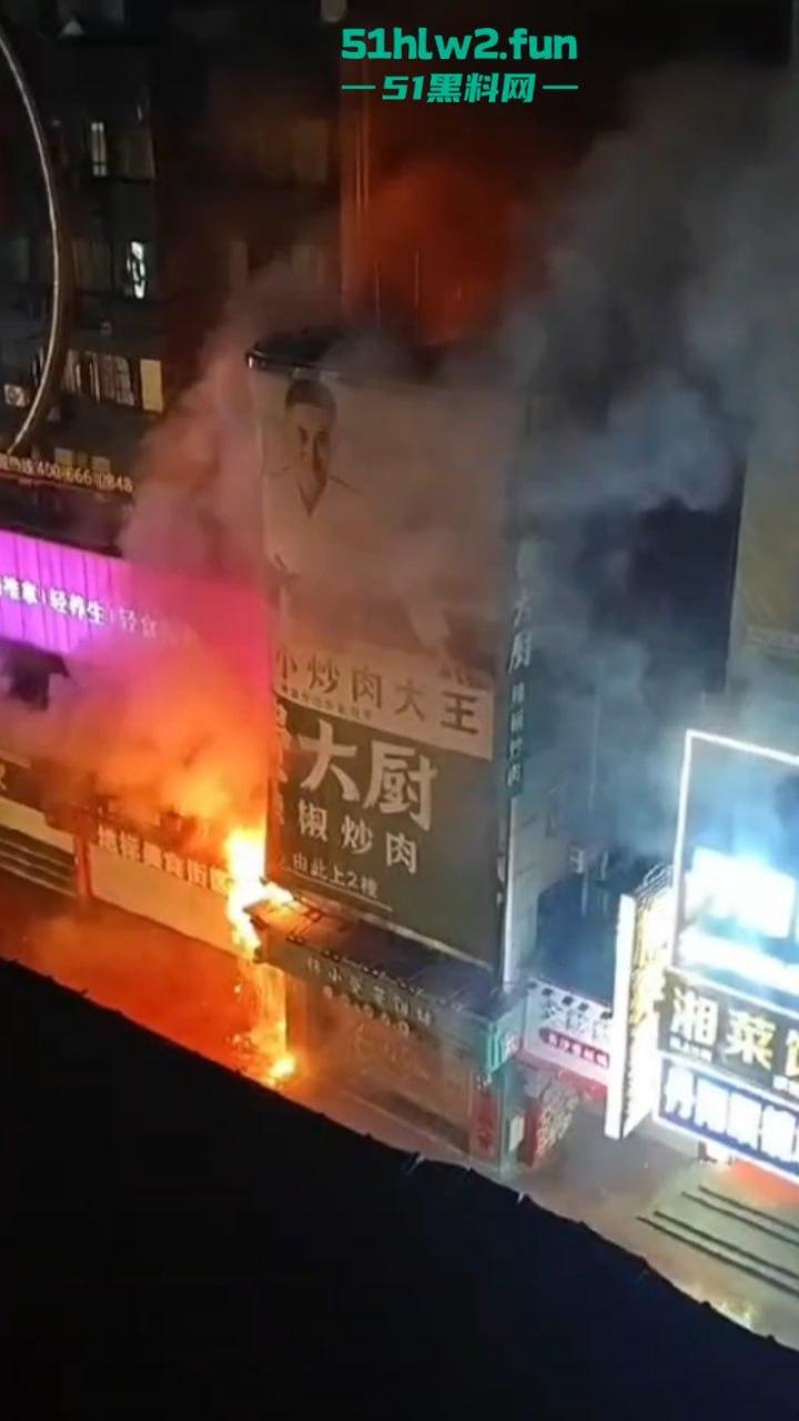 武汉长沙五一广场过年人流爆火,附近酒店却突发大火烧成空壳,现场实拍视频流出情侣裹被单出逃不慎走光。-5