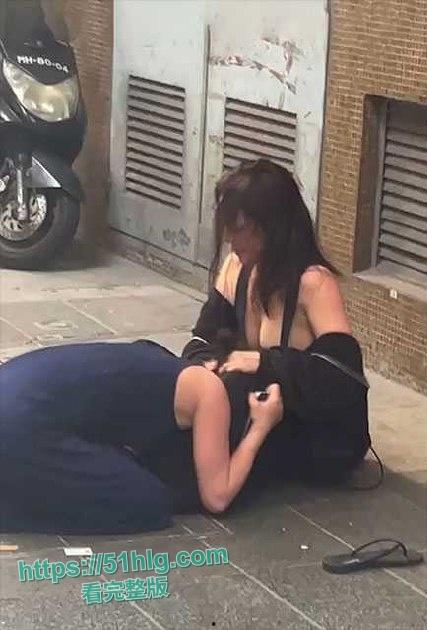 高颜值巨乳辣妹真空街斗!雪白的巨乳尽显无遗,香艳场景令人目眩神迷-1