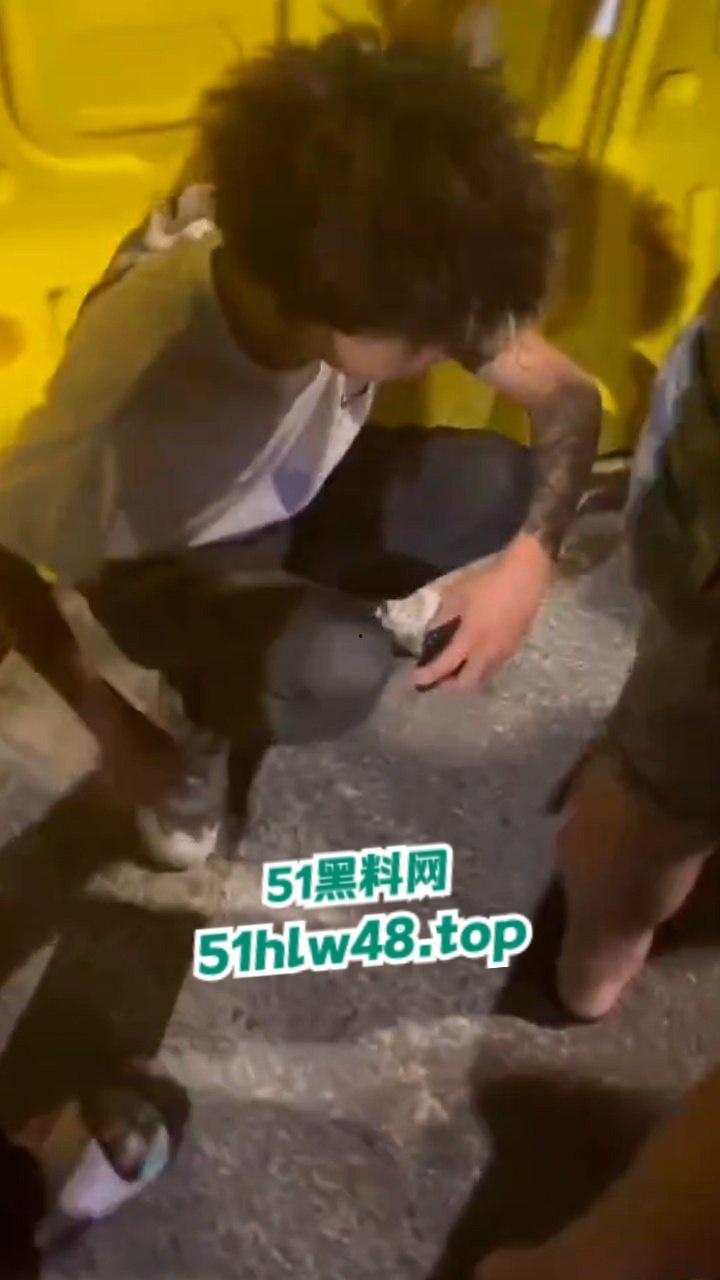 无业小哥偷车当场被抓,惨遭无影脚狂踹被逼互扇耳光,场面炸裂又酸爽。-6