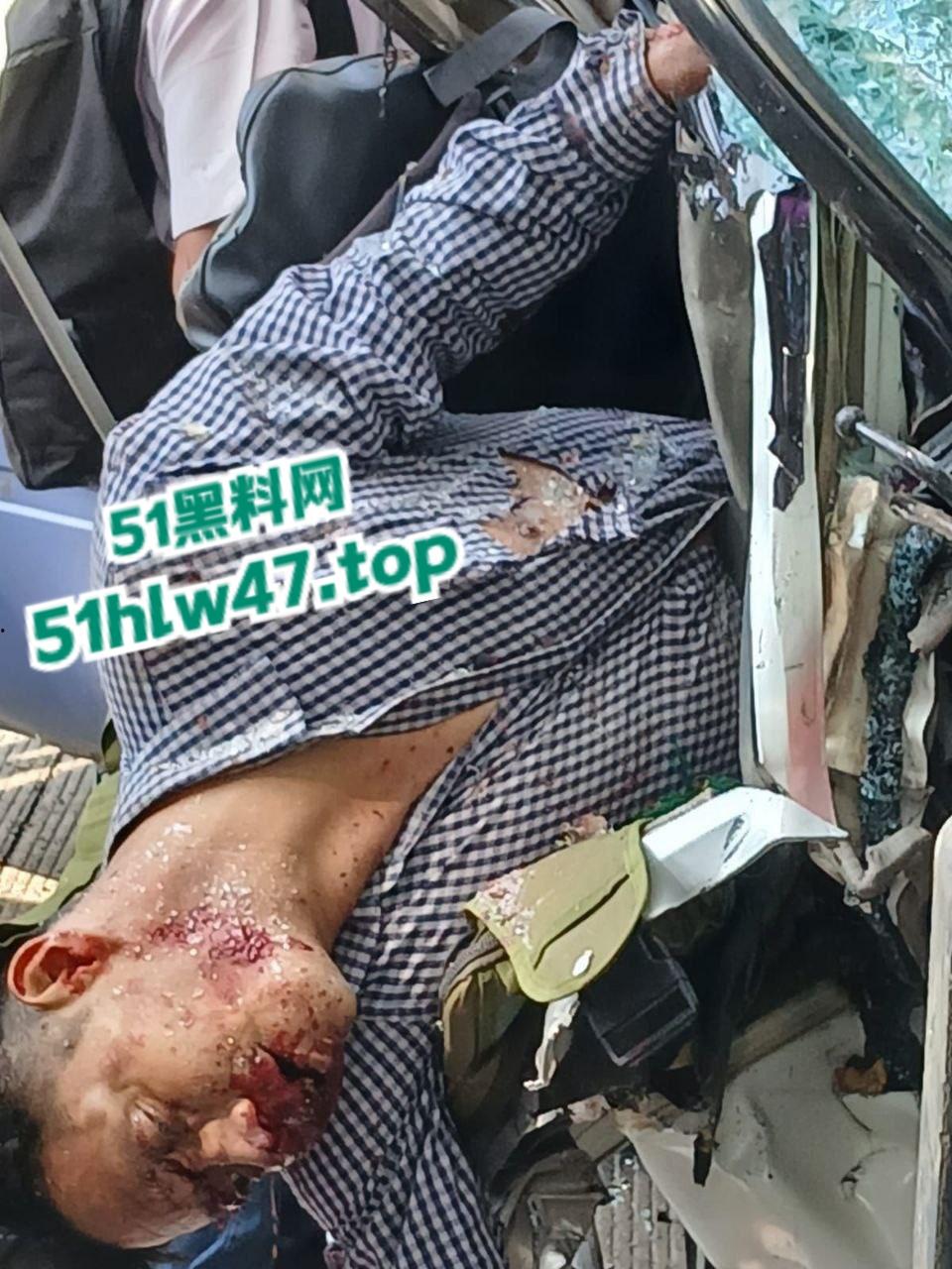 【血腥恐怖】印尼发生惨烈车祸,超速行驶失控后撞上前方货车,导致多人死亡司机直接面目全非。-1