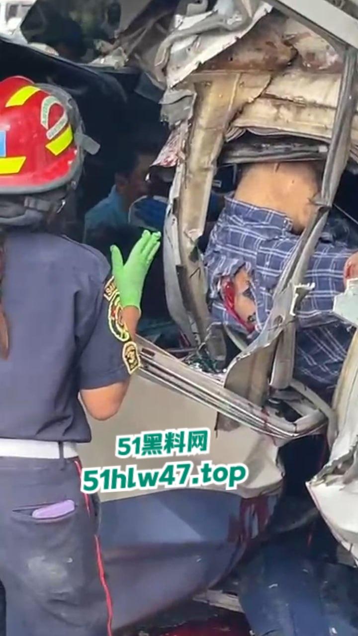 【血腥恐怖】印尼发生惨烈车祸,超速行驶失控后撞上前方货车,导致多人死亡司机直接面目全非。-3