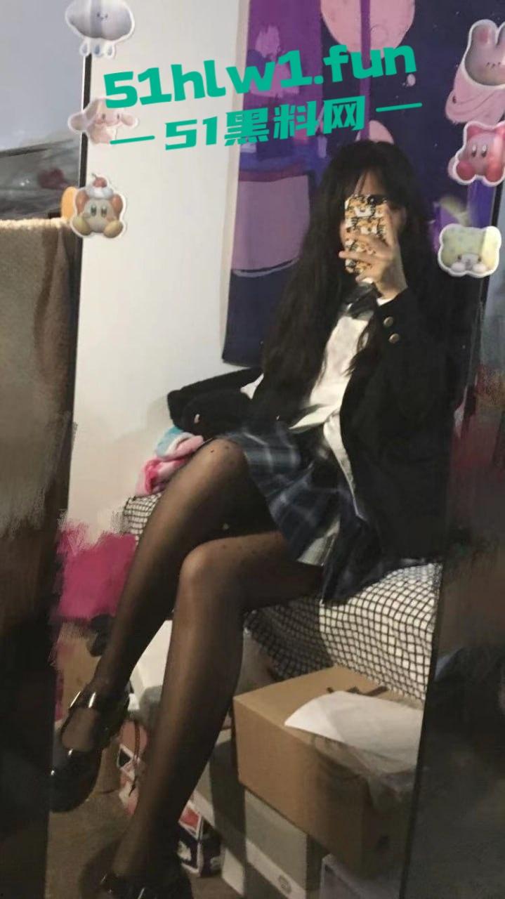 柳州学生嫩妹【叶露露】不雅视频流出被曝光,撅臀展示浓密私处娇嫩玉体完美呈现。-1