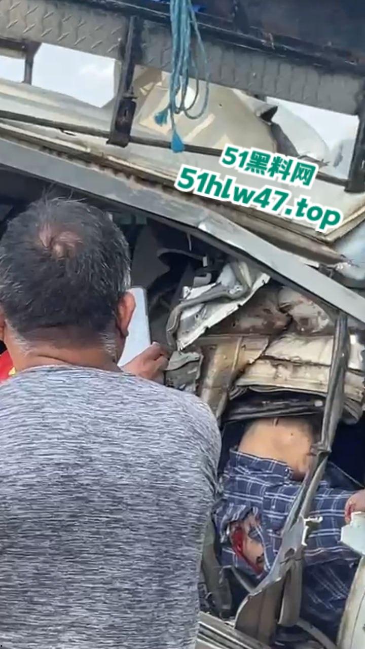 【血腥恐怖】印尼发生惨烈车祸,超速行驶失控后撞上前方货车,导致多人死亡司机直接面目全非。-5