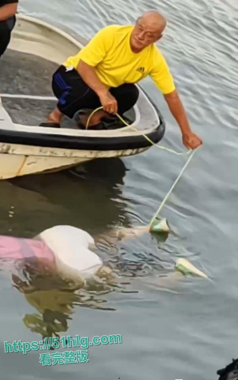 国外大瓜!【马来西亚吉胆岛】 一宝妈因争夺抚养权问题 深夜携3岁女儿跳海轻生 监控记录全程 结局令人惋惜-3