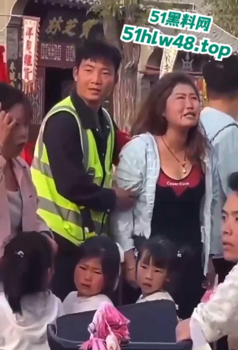 开封万岁山武侠城,两伙游客互殴视频被曝,万岁山不愧是武侠城江湖恩怨就是多,台下比台上还精彩!-2