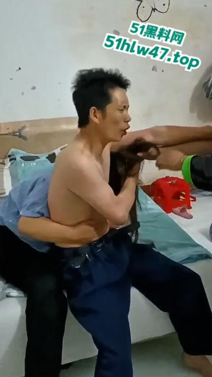 广西农村捉奸现场,大叔偷情同村妇女被妻子发现带人捉奸,不过这种货色的抓奸也是奇葩,老婆还是别人的好。-4