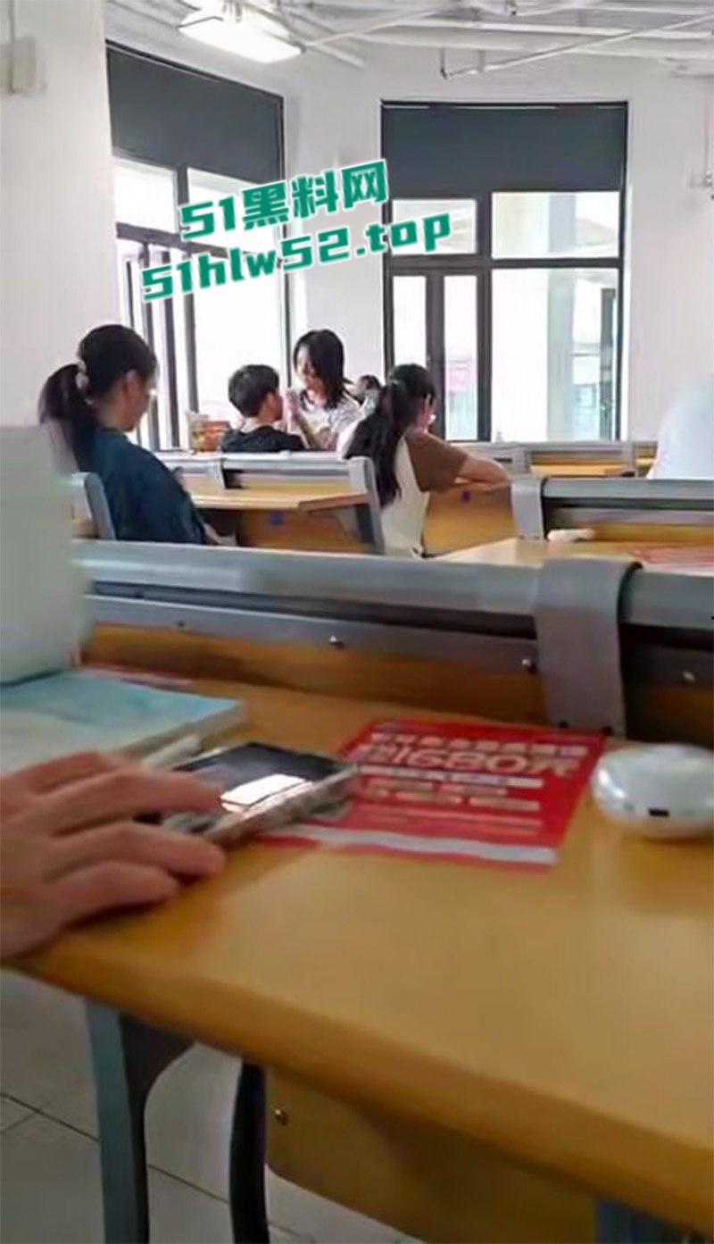 校园课堂情侣公然做爱,无视周围同学眼光主动上位骑乘,饥渴难耐事后一脸淫荡得到满足。-2