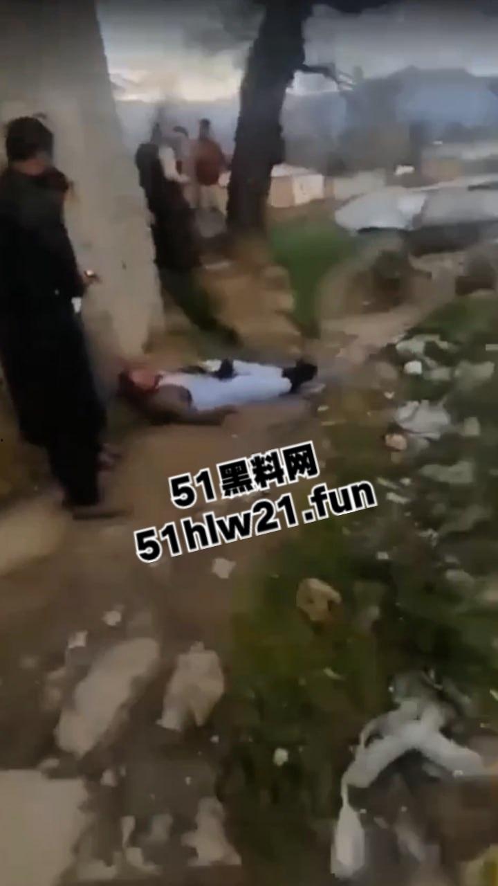 巴基斯坦爆头事件,村民体验刚到的手枪结果遭猪队友走火爆头,男子当场去世。-3