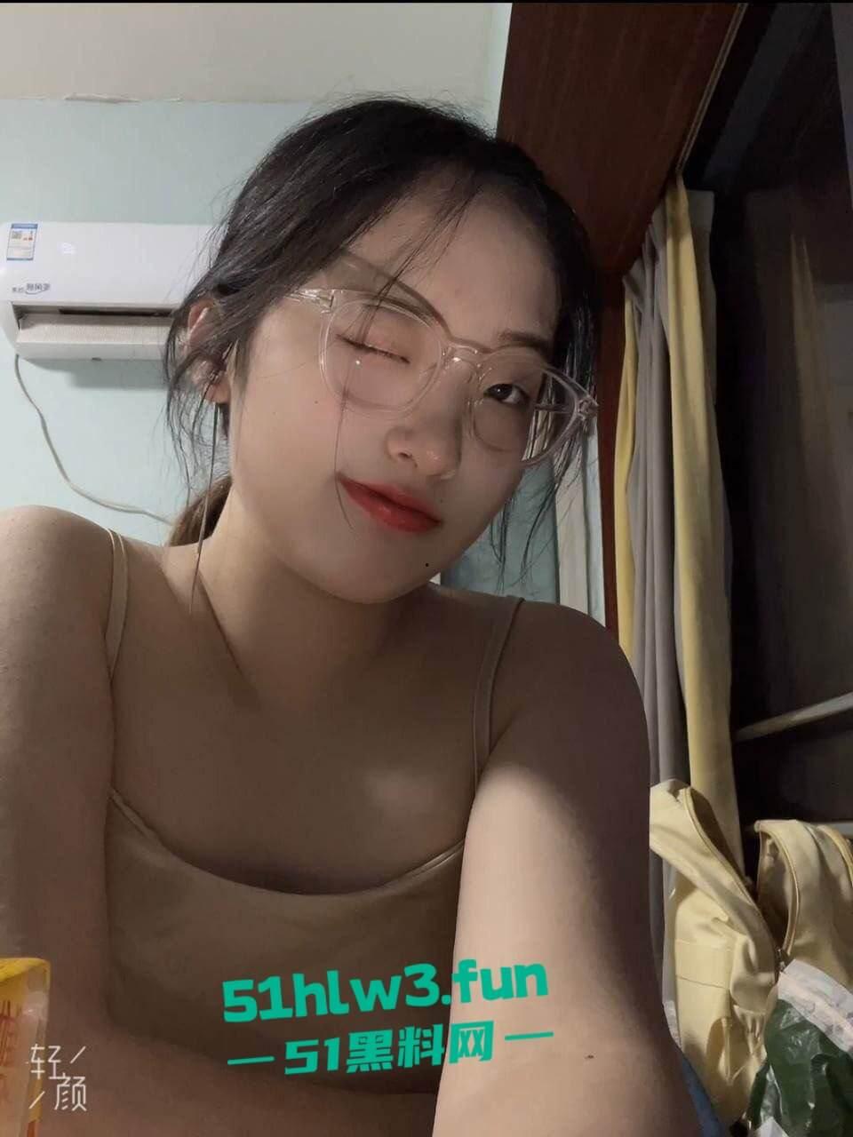 高颜值眼镜母狗【任梓欣】极品身材长腿反差婊,表面女神私下母狗被大屌主人拿下彻底沦为性奴。-1