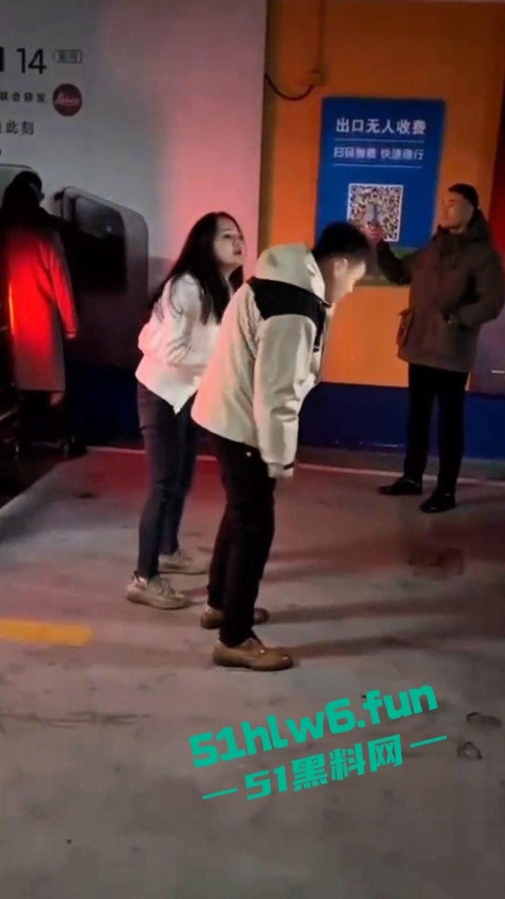地下停车场捉奸,女子联合亲友抓小三当场逮住老公和小三亲热,将两人围堵殴打,妻子和带来的人已经被刑拘。-7
