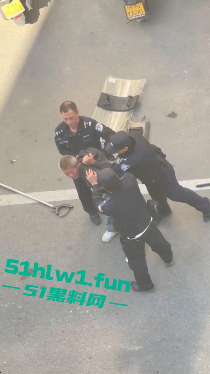 广东海丰县中年大爷手持菜刀怒怼警察,单挑三防爆盾,硬刚场面炸裂牛逼到飞起!-5