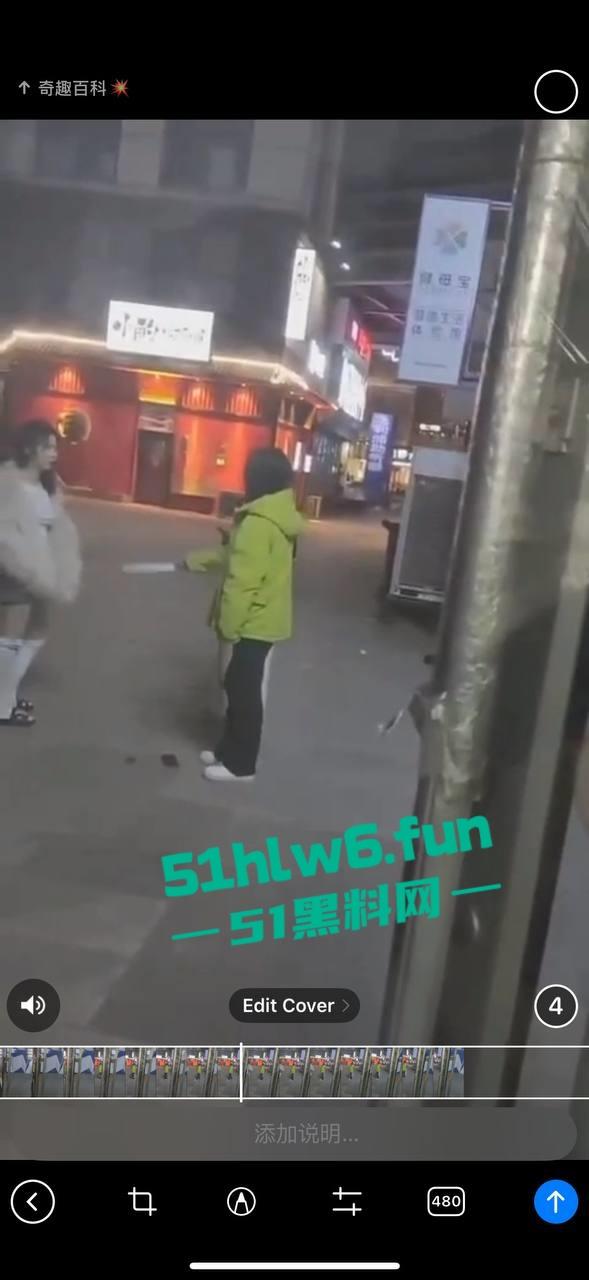 俩嘴贱妹给大姐头造黄谣,被对方带人当街暴打,拖拽扇脸假体都打出来了。-1