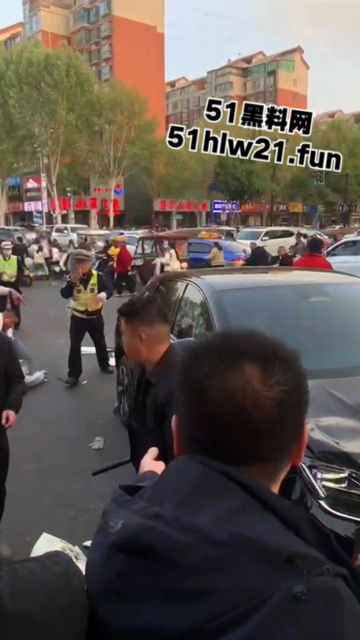 河南洛阳酗酒男驾车失控,闹市街区撞倒一片,倒霉路人头破血流命丢一半。-5