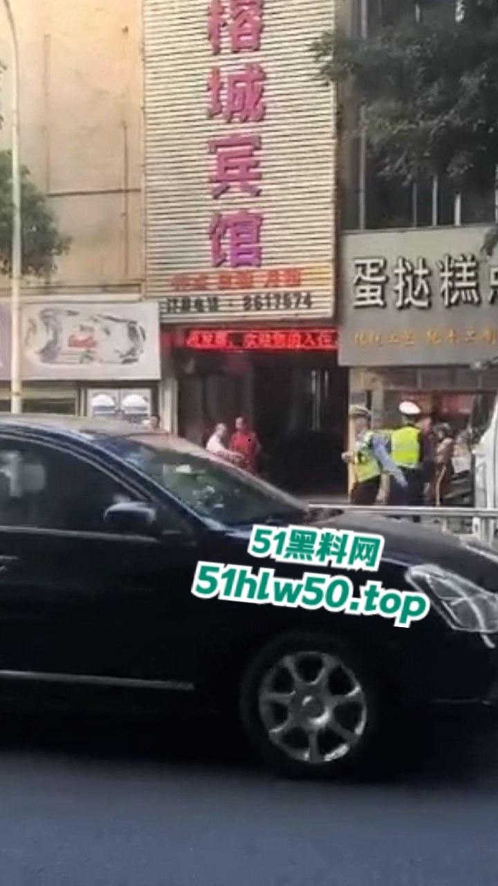 广东潮汕暴躁男在线作死,只因未戴头盔强行躲检撞飞交警双双倒地不起满脸是伤!-2