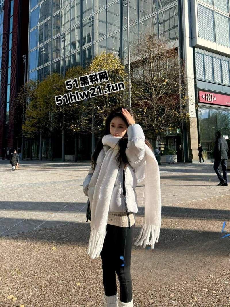 伦敦政治大学留学生【潘果果】心甘情愿做富二代母狗,各种调教抽打虐待无毛嫩穴,白富美小妞到国外就是浪逼。-1