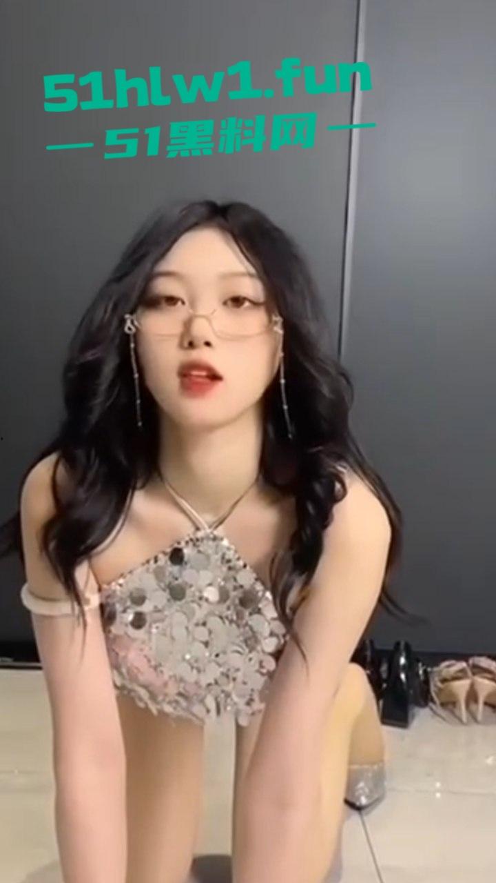 摄影师酒店私拍,极品身材长腿嫩模,穿诱人黑丝高跟,拍职业装私房照,修长美腿超撩人,大尺度自拍合集流出。-10