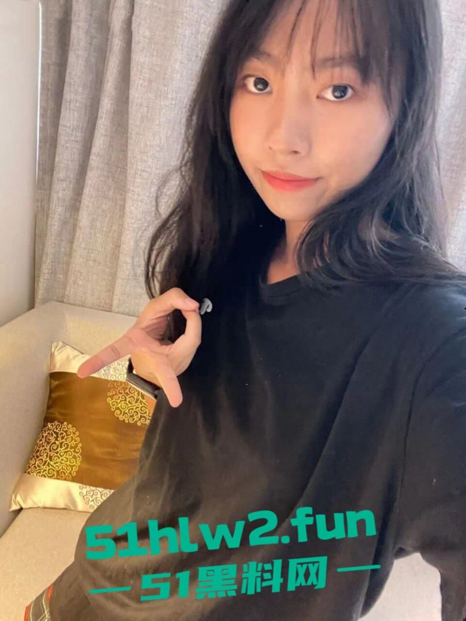 柳州学生嫩妹【叶露露】苗条身材反差萝莉,看似清纯实则骚的一批黑丝JK勾引 渴望被大鸡巴爆操。-5