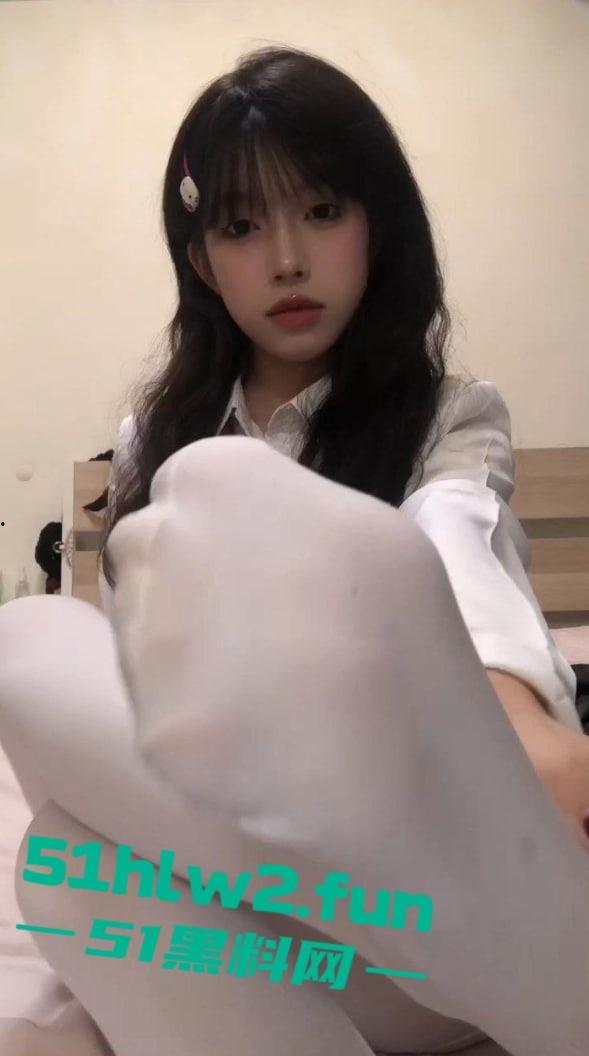 爆火的玉足主播【晴天小猪】最新订制福利恋足色友千万不要错过,犹抱琵琶半遮面的顶级诱惑。-7