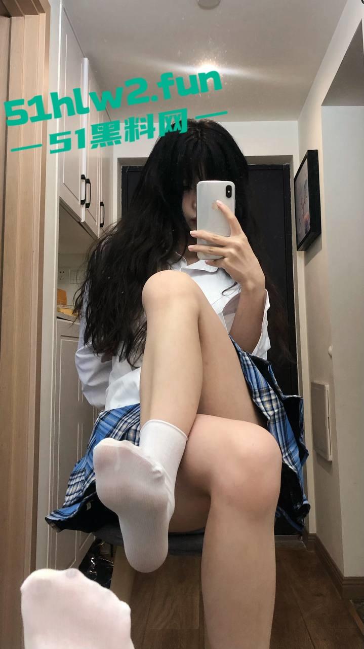 爆火的玉足主播【晴天小猪】最新订制福利恋足色友千万不要错过,犹抱琵琶半遮面的顶级诱惑。-8