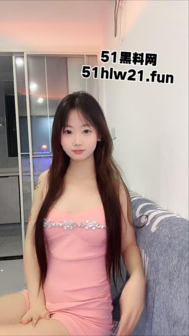 甜美颜值校花女神【恋爱小白】全程露脸性感火辣艳舞表演,揉奶玩逼粉嫩骚穴自己抠到尿尿。-6