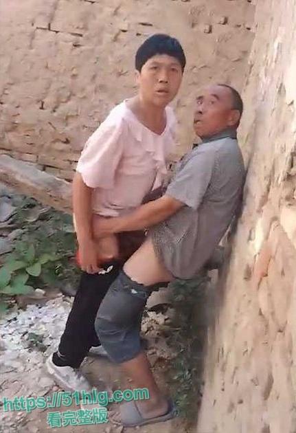 【河南】炸裂抓奸社死现场 亲生儿子废弃房屋抓奸 撞破母亲与陌生老男人户外苟合 震惊到无话可说-3