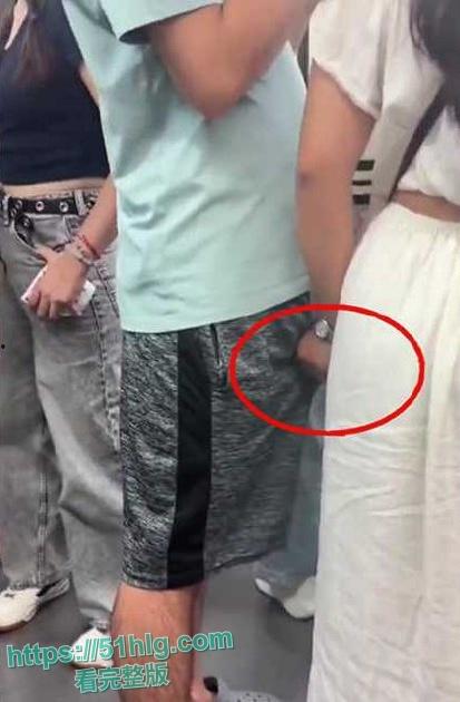 【广州】地铁惊现女痴汉 白衣骚女大胆抚摸男乘客肉棒 握住揉搓让人看呆 两人下车后酒店约炮疯狂做爱-3