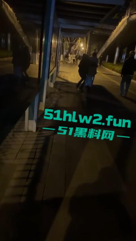 网传两群精神小伙天桥下约架,谁跳砍谁蒙面刀客低调上场,人狠话不多提起就是一刀儿。-7