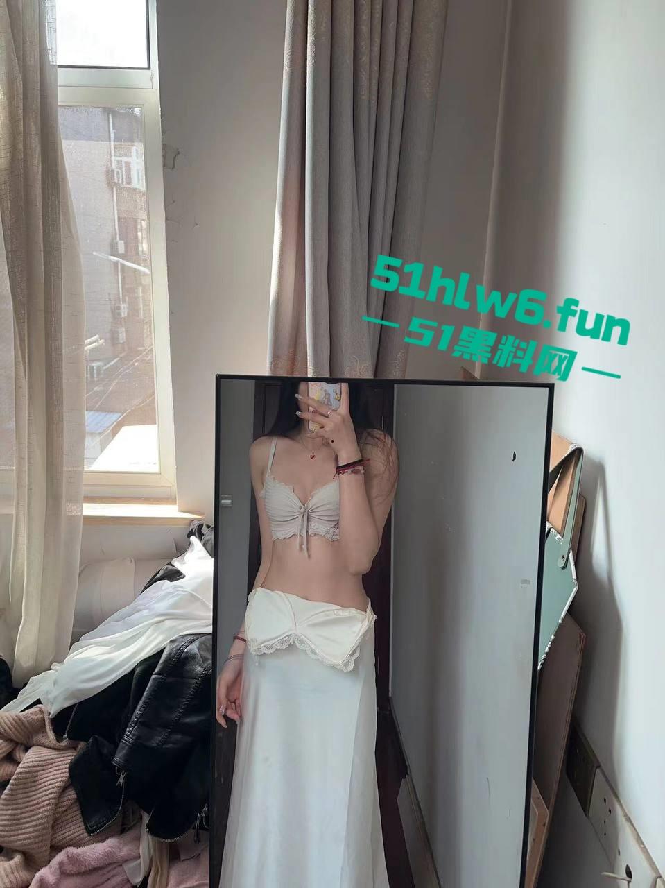 青岛反差母狗【刘子萱】175cm的极品炮架子,逆天大长腿极致性感小骚逼被男友操黑后还被曝光。-3