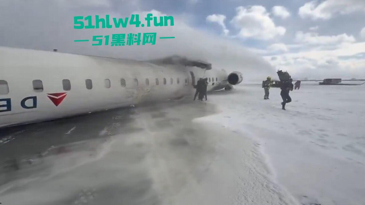加拿大多伦多达美航空,一架客机因恶劣天气坠毁幸亏降落处厚厚一层积雪,80多名乘客成功撤离。-3