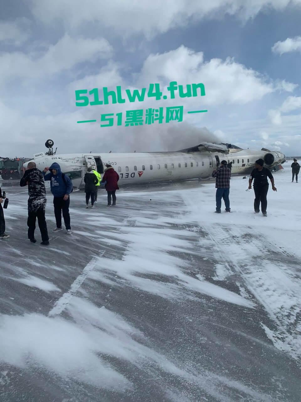 加拿大多伦多达美航空,一架客机因恶劣天气坠毁幸亏降落处厚厚一层积雪,80多名乘客成功撤离。-9