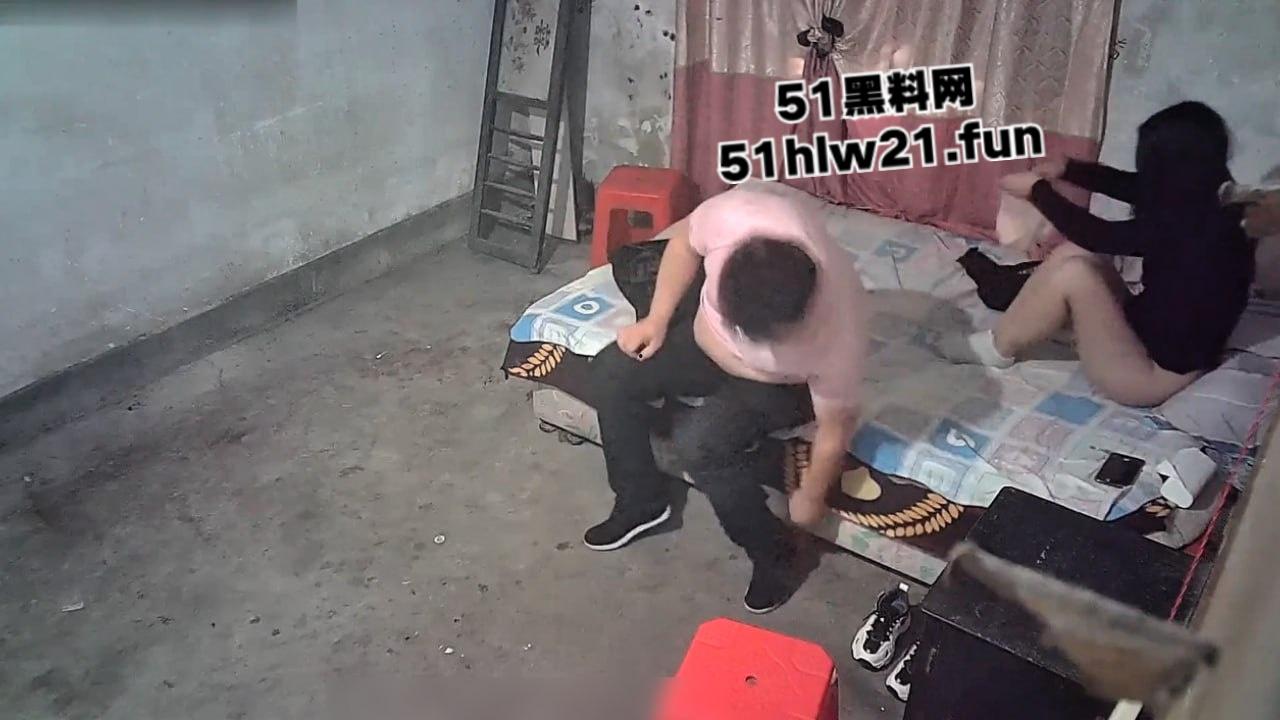 站街女室内监控偷拍,100元的性爱体验几十秒结束战斗,这哥们的速度太快了纯属浪费钱啊。-6