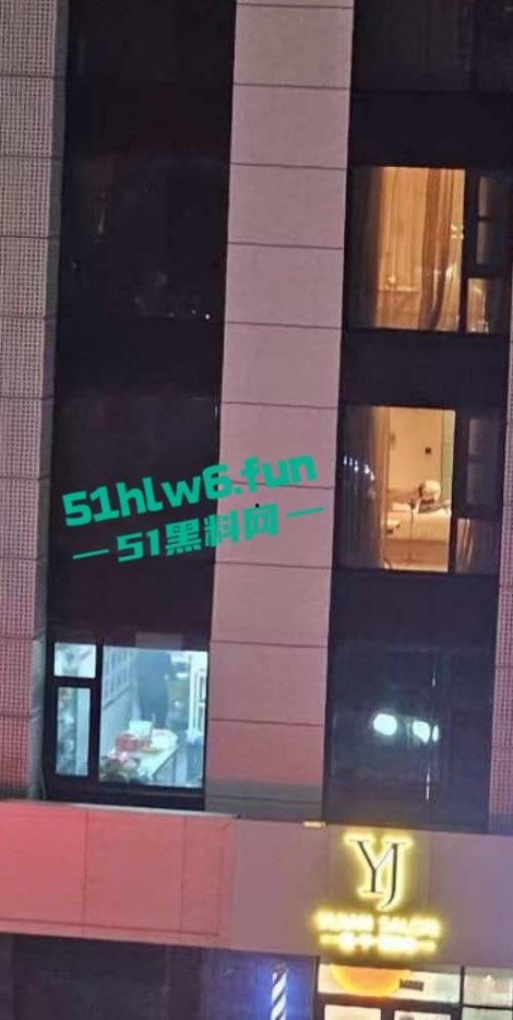 芜湖鸠江区YJ理发店女主被曝,疑似抖音美女博主【鱼鱼骨】未拉窗帘给榜一大哥的私拍流出!-8