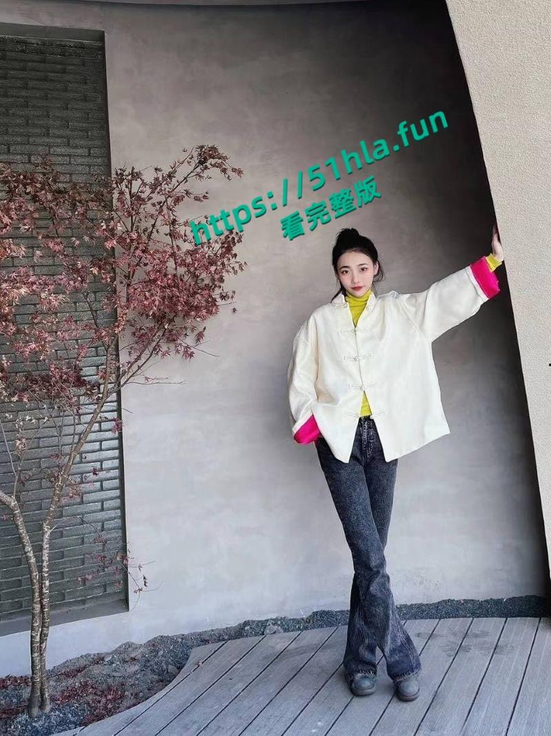 辽宁大学舞蹈生【李玉兰】宿舍自慰视频曝光,一字马展示M腿大开道具玩弄淫水狂喷!-1