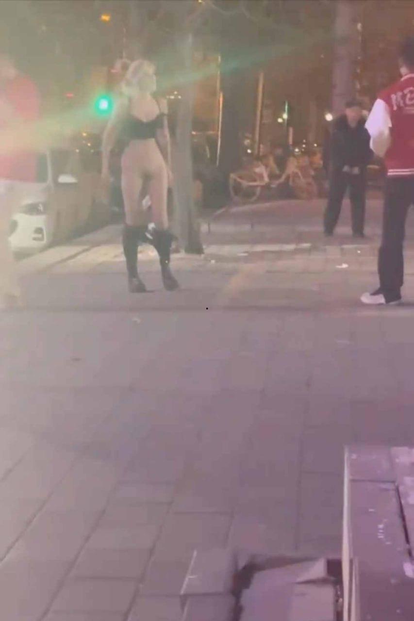 河北秦皇岛街头精神小妹与两男子吵架,脱光露逼喊人来操 惊呆旁边吃瓜路人 瓜友直呼这么好的事自己怎么没遇到-1