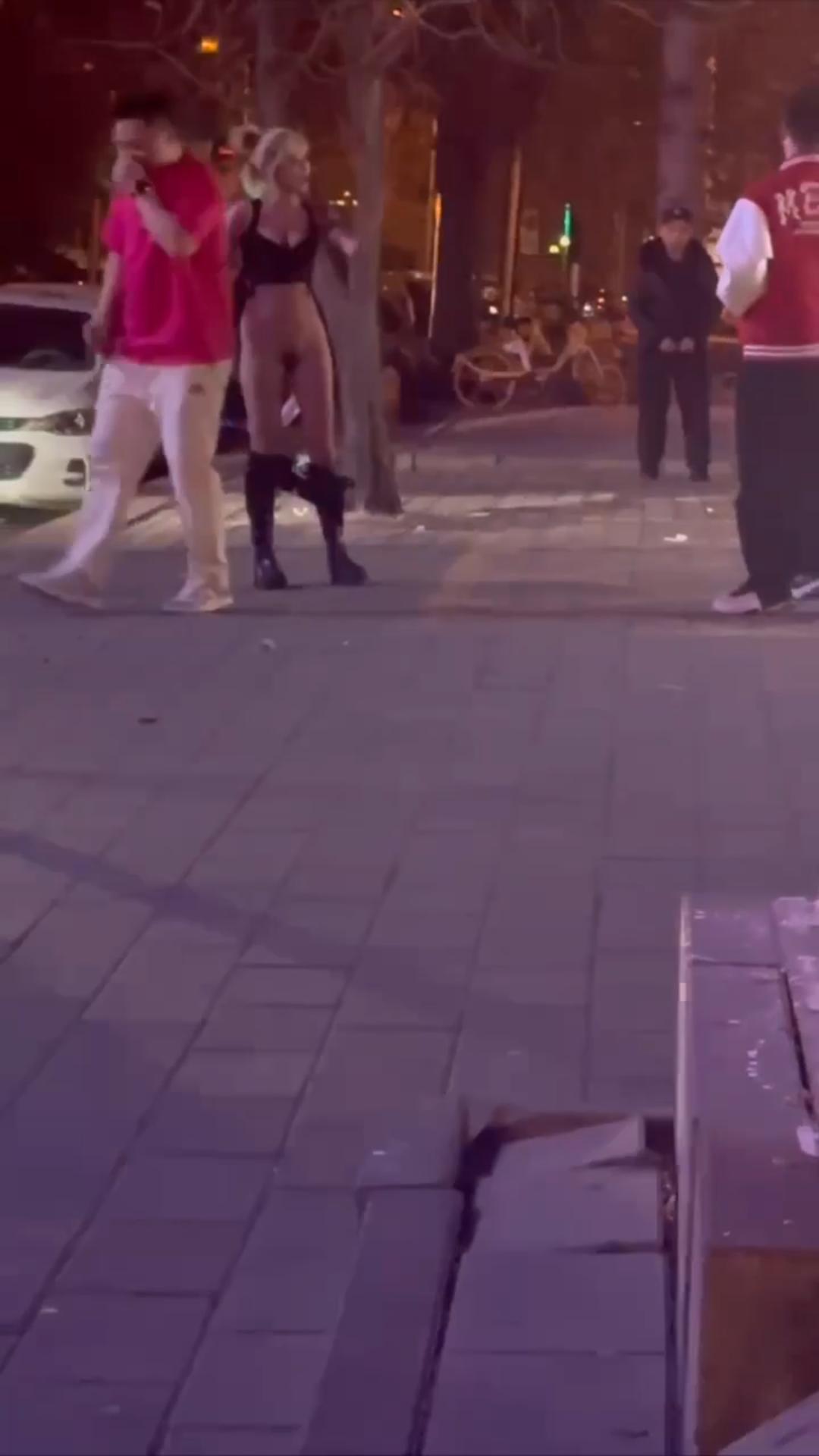 河北秦皇岛街头精神小妹与两男子吵架,脱光露逼喊人来操 惊呆旁边吃瓜路人 瓜友直呼这么好的事自己怎么没遇到-2