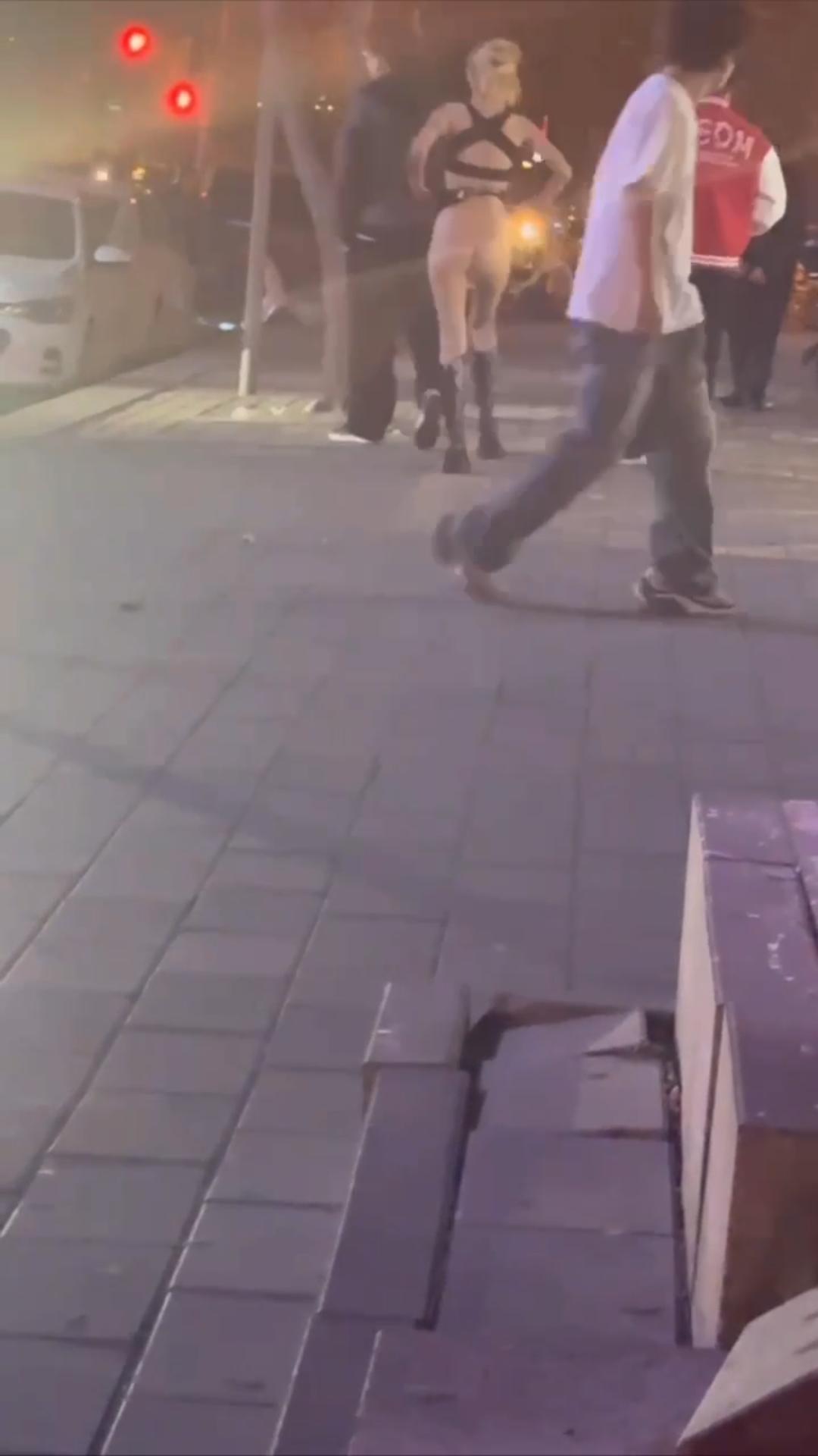 河北秦皇岛街头精神小妹与两男子吵架,脱光露逼喊人来操 惊呆旁边吃瓜路人 瓜友直呼这么好的事自己怎么没遇到-3