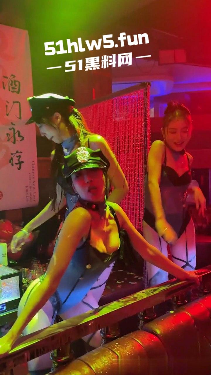 温州【夜色酒店】大尺度湿身热舞视频流出,酒水浇奶洗逼扭腰摆臀又骚又魅。-8