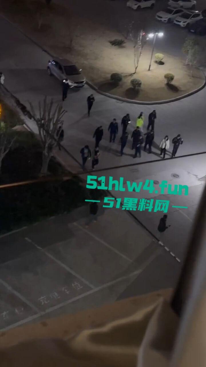 吉利学院杀人事件,女学生遭遇猥亵推搡中持刀将男子捅死,女孩已经被特警带走。-5