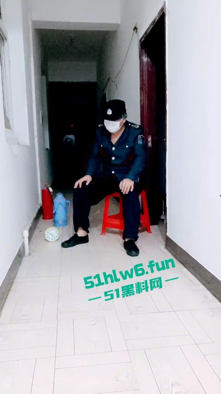 骚妇户外,熟女人妻穿白丝勾引保安大爷,口交吃鸡舔逼揉奶多体位内射数次。-3