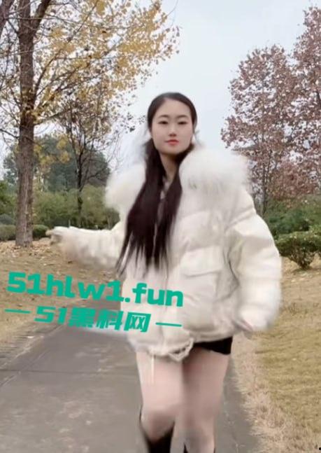 抖音小网红【屿菲】给榜一大哥定制骚视频,脱衣自慰又扭又叫,扭腰抠逼直冲镜头,骚鸡这回玩砸了!-3