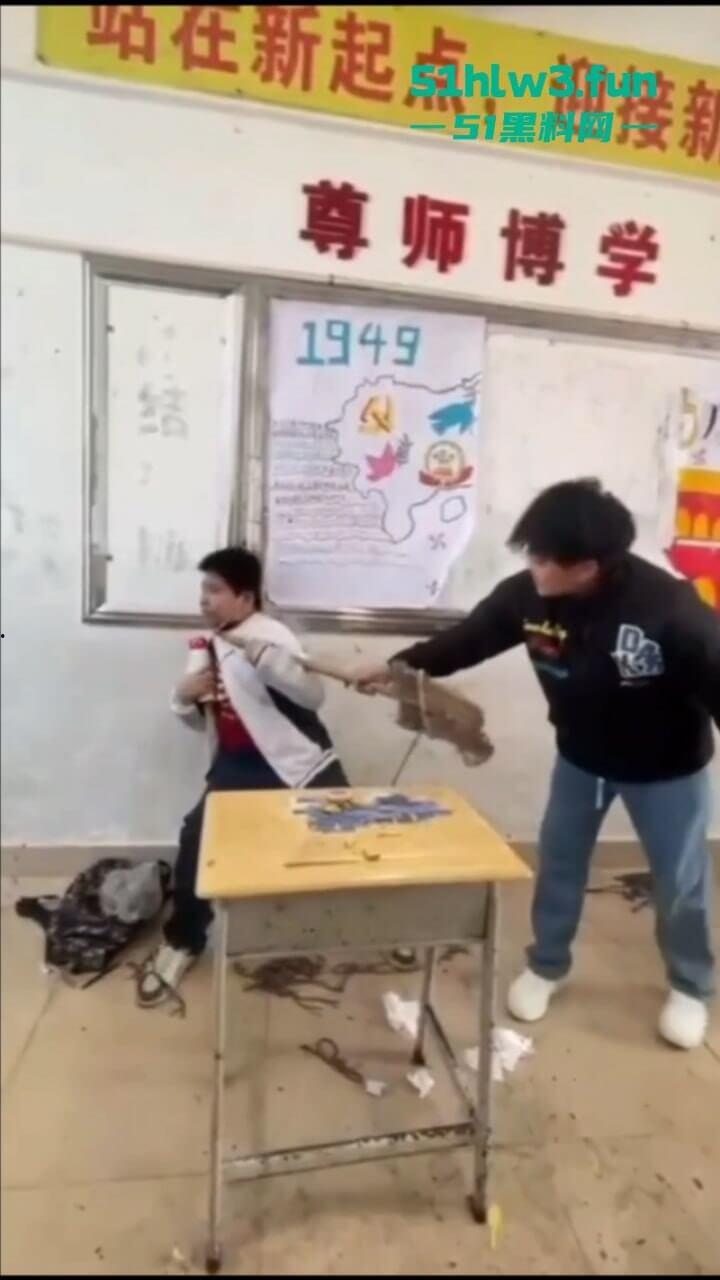 广东吴川中学一学生在教室被同学群殴,口塞异物拖把打脸,学校却让旁观同学删视频。-4